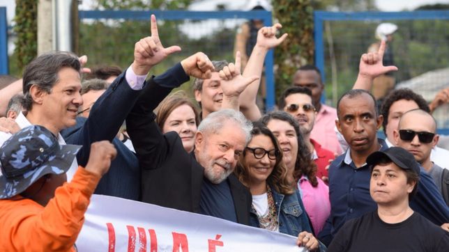 una multitud festejo la liberacion de lula y espera expectante sus palabras