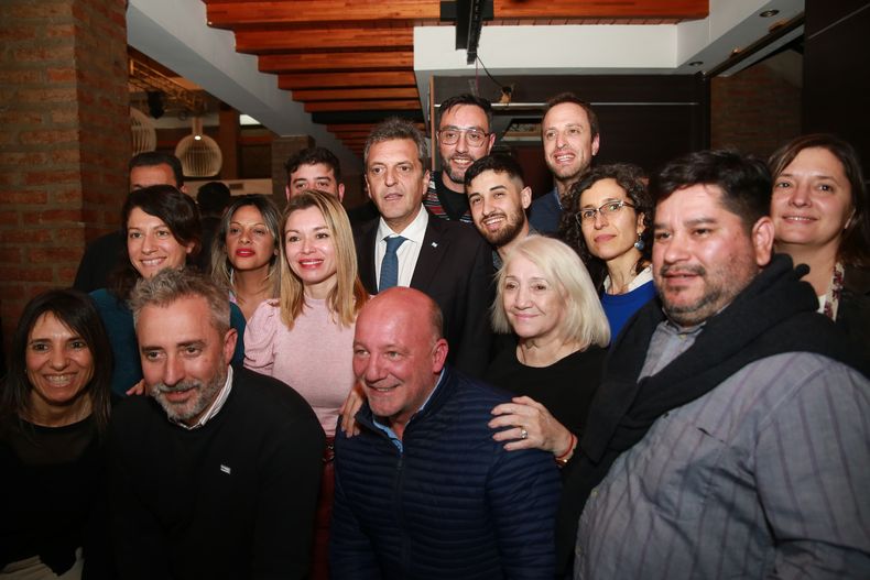 Sergio Massa, junto a la candidata Gabriela Estévez y dirigencia de UP.