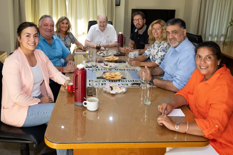 Carlos Verna tiene sus jugadores más leales en la Legislatura de La Pampa: Noelia Sosa, Daniel Lovera, la vicegobernadora Alicia Mayora, Hernán Pérez Araujo, Silvia Larreta, Juan Barrionuevo y Ana Giussi.