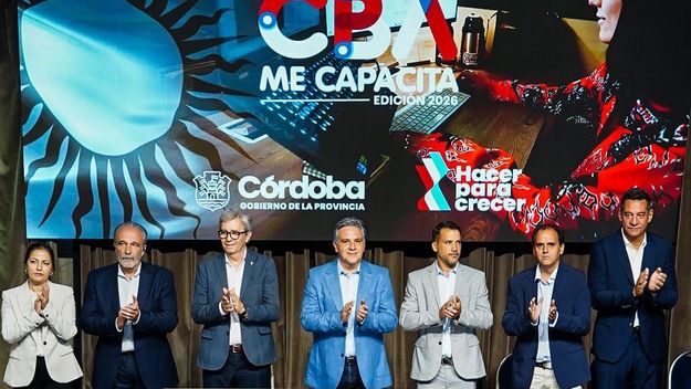 El rector de la Universidad Nacional de Córdoba, Jhon Boretto y el gobernador de Córdoba, Martín Llaryora, en un acto oficial