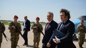 Martín Llaryora recibe a Javier Milei en el aeropuerto Córdoba