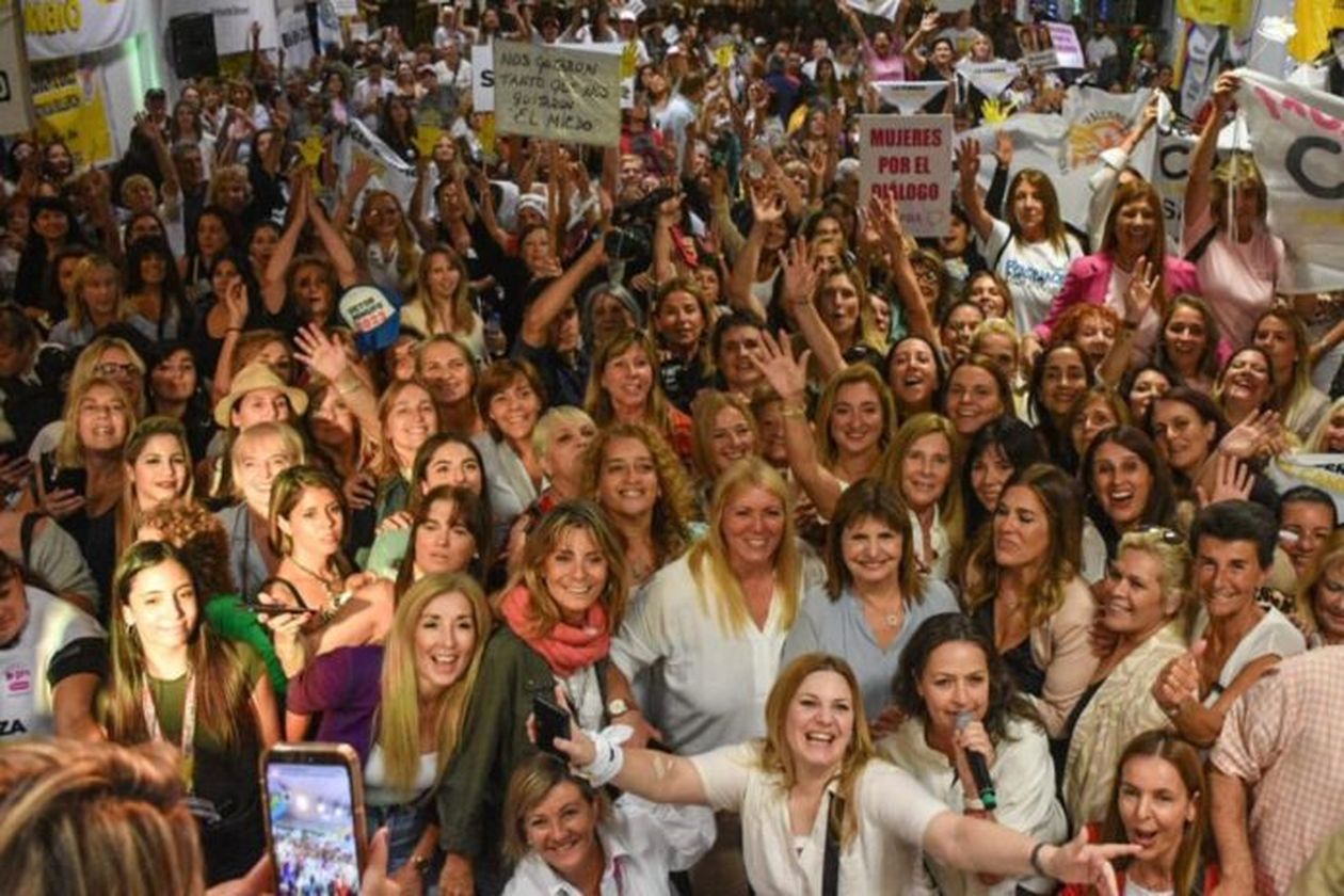 Patricia Bullrich, en marzo de este año, con mujeres de La Matanza. 