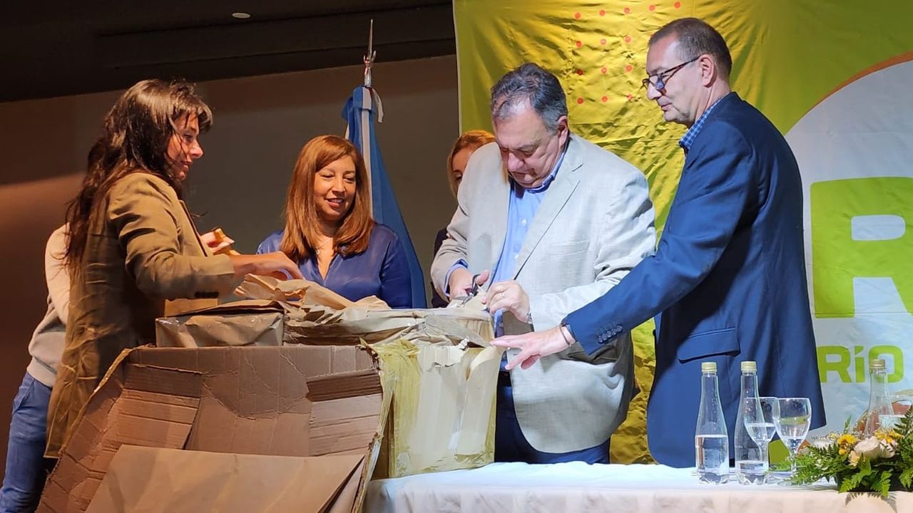 La gobernadora Arabela Carreras en la apertura de los pliegos licitatorios