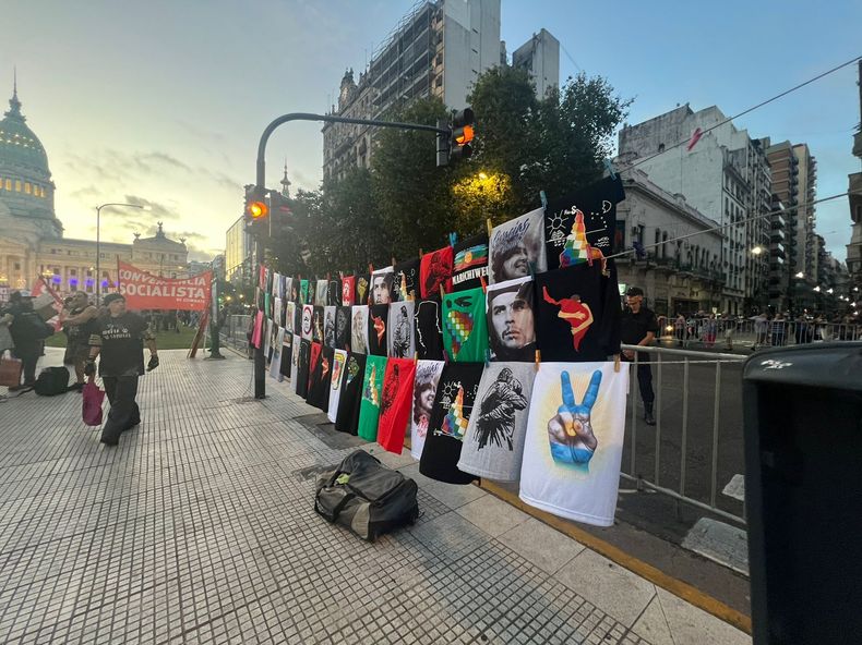 Remeras de Néstor Kirchner y CFK, la única manifestación peronista en el Congreso.