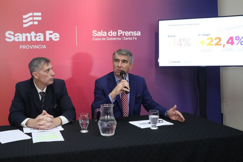 Los ministros Bastía y Olivares explicaron el pago de las paritarias del 2023.&nbsp;