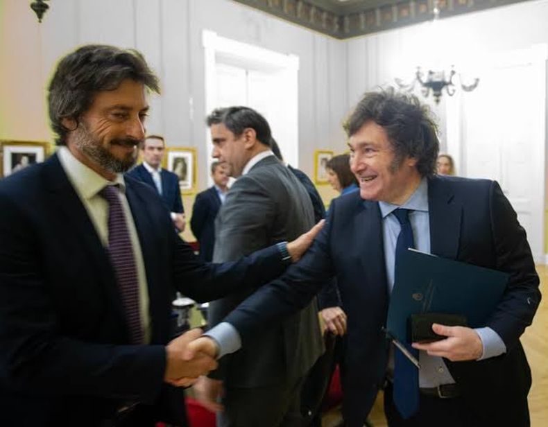 Martín Matzkin, el alfil de Patricia Bullrich en La Pampa, saluda al presidente Javier Milei.