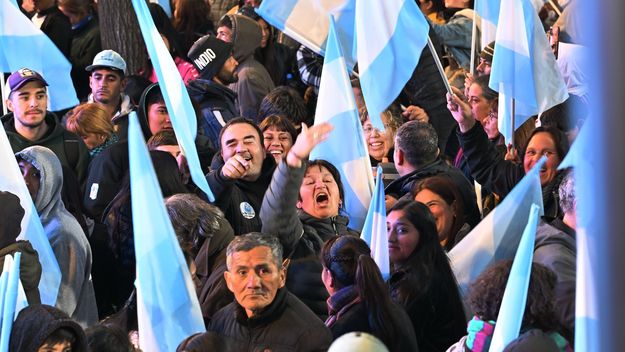 La militancia de Fuerza Patria festeja la derrota de Javier Milei en el búnker de Axel Kicillof.