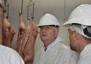 El gobernador de La Pampa, Sergio Ziliotto, en el frigorífico Bernasconi.&nbsp;