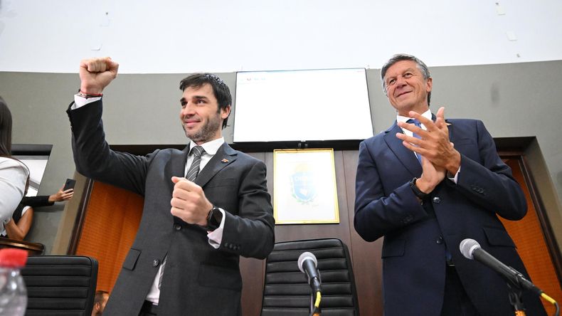 Ignacio Torres junto al vicegobernador Gustavo Menna en la apertura de sesiones ordinarias.