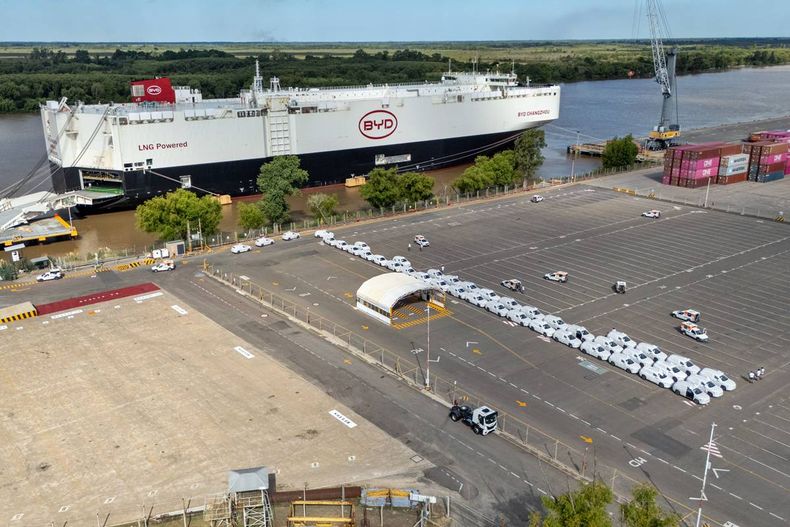 El carguero de BYD llegó desde China con casi 6000 autos eléctricos.