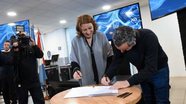 un aeropuerto tensiona la transicion entre el socialismo y el peronismo