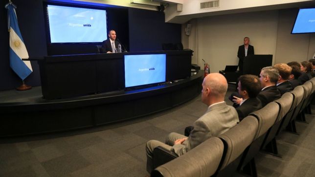 guzman busca legitimacion para negociar la deuda, dicen economistas