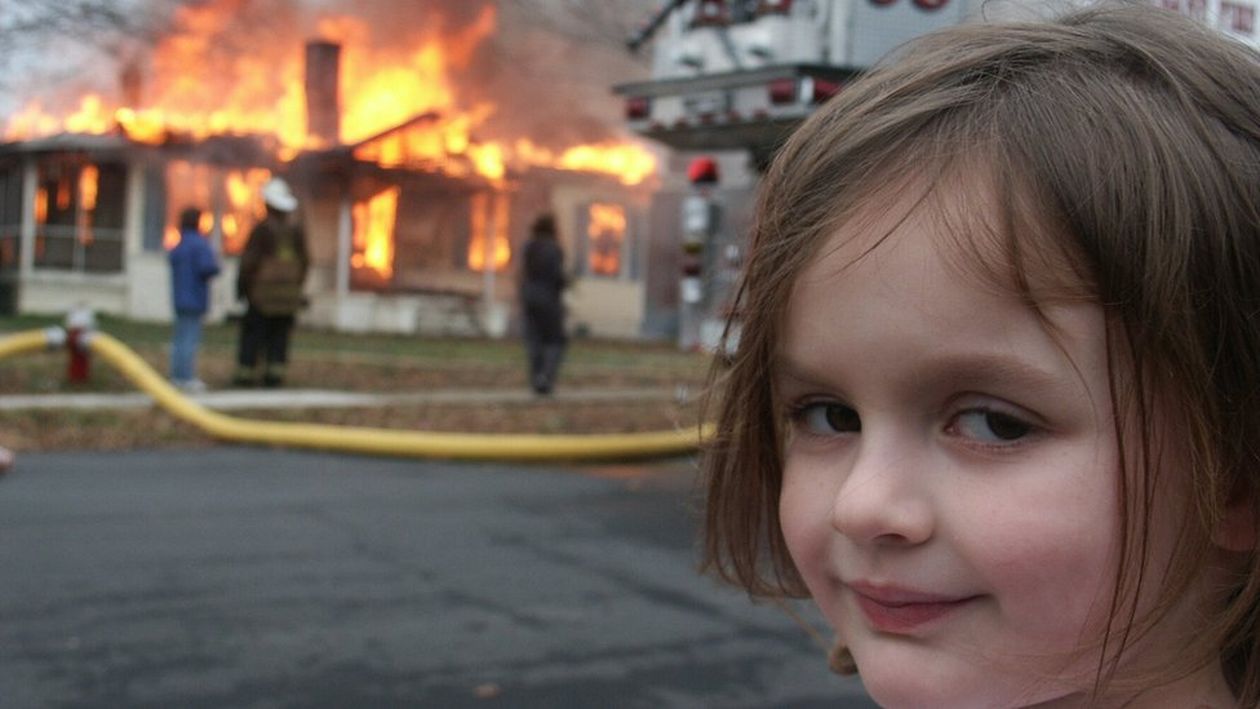Meme de nena con un incendio. Imagen no generada por I.A.&nbsp;