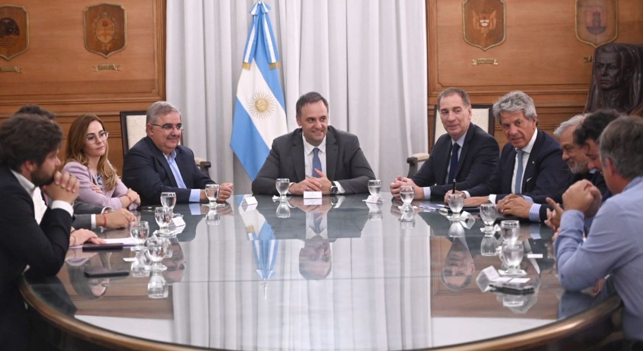 Raúl Jalil conManuel Adorni y Diego Santilli.&nbsp;