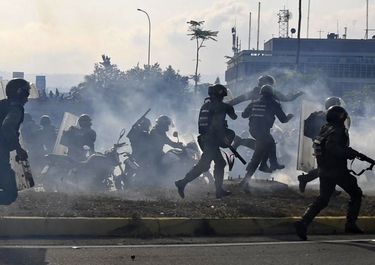 Máxima tensión: un alzamiento militar pone en jaque al chavismo