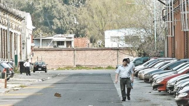 macri debe demoler el muro de la planta de clarin macri debe demoler el muro de la planta de clarin