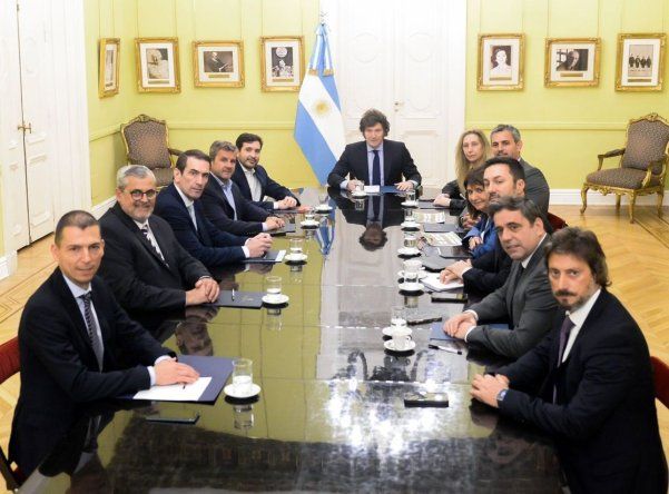 Javier Milei, con radicales conversos: Mart&iacute;n Arjol, Mariano Campero, Pablo Cervi, Jos&eacute; Tournier, Luis Picat.