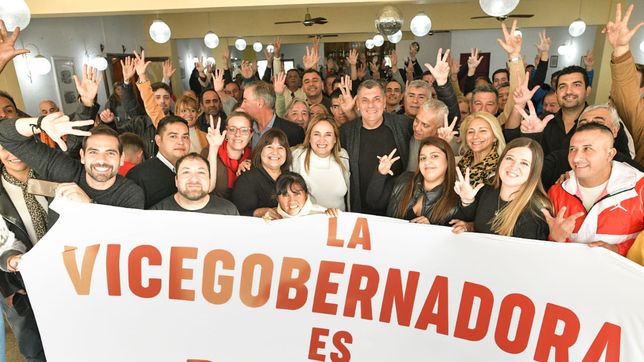 La viceogbernadora radical de Córdoba, Myrian Prunotto, en la contracumbre de Villa Giardino, rodeada de militantes de su espacio.