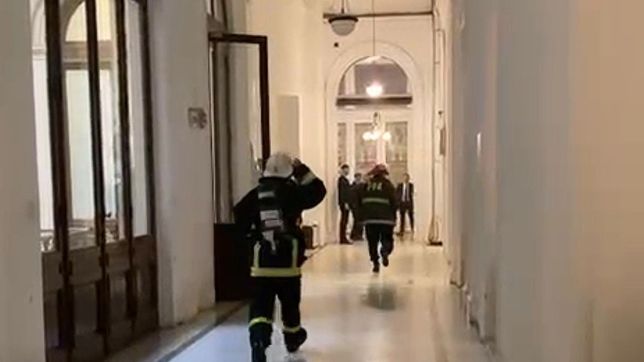 Bomberos corren por los pasillos de la Casa Rosada.&nbsp;