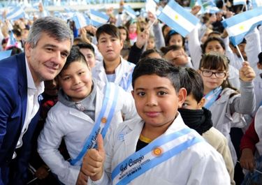 Día de la bandera: Zabaleta tomó juramento a 2 mil alumnos de distintas escuelas
