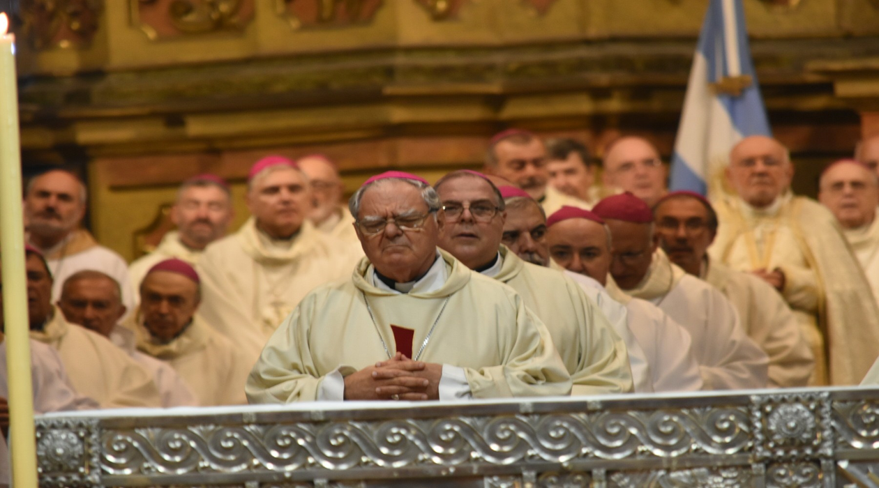 Oscar Ojea y el resto de los obispos en la catedral porteña