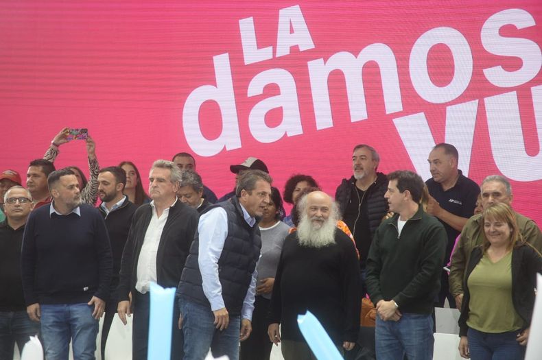 El Evita y Barrios de Pie en el Malvinas Argentinas con Massa