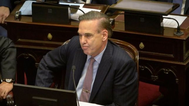 feminista y ultra laico, pichetto salio a pescar en el rio verde anaranjado