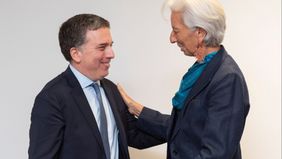 Mientras se negocia con el FMI, estalla el debate: ¿hay que renegociar la deuda?