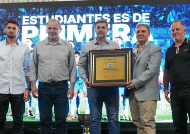 Guillermo De Rivas encabezó el acto de reconocimiento a Estudiantes de Río Cuarto por el ascenso al fútbol grande de AFA. Agustín Calleri hace entrega de una placa conmemorativa de la Provincia, y la recibe Alicio Dagatti. Juan Manuel Llamosas no estuvo presente por motivos de agenda; tampoco Martín LLaryora.&nbsp;