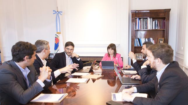 Pullaro frente a frente en el despacho de Bullrich, escuchan al intendente de Rosario, Pablo Javkin.