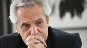 Alberto Fernández quedó envuelto en un escándalo por la contratación de seguros.