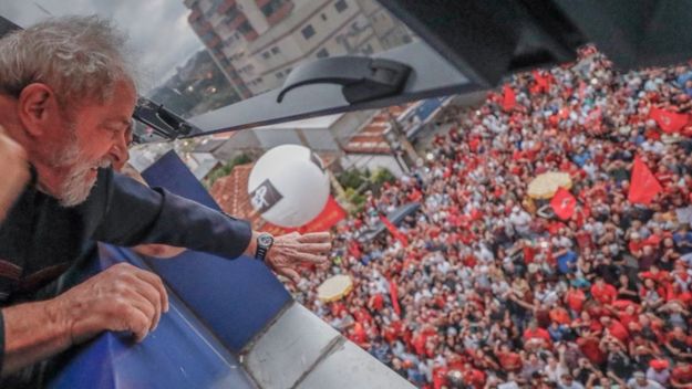 En horas decisivas, Lula negocia su arresto y afirma: “La lucha continúa”