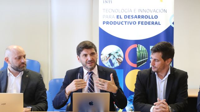 Maximiliano Pullaro exponiendo sobre producción de la Región Centro