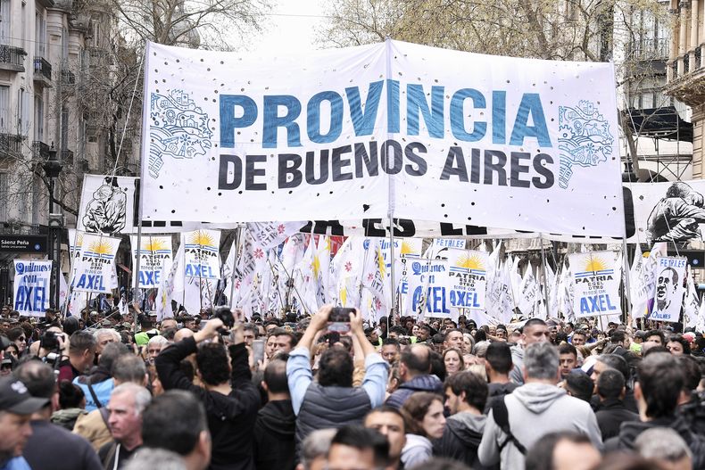 La columna que encabez&oacute; Axel Kicillof para rechazar el veto de Javier Milei al aumento de las jubilaciones.&nbsp;