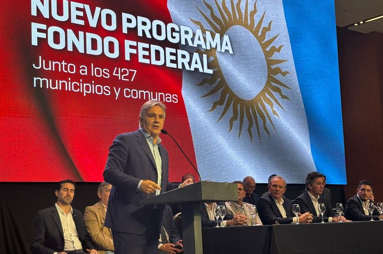 Martín Llaryora en la firma del Acuerdo Federal.