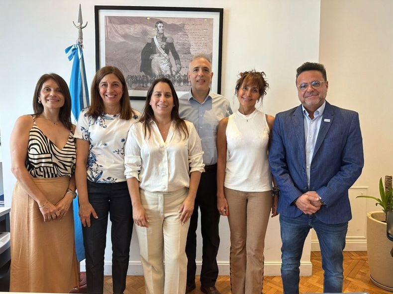  Alejandra Gómez (COFA) y Carlos Zamparolo, subdirector de PAMI esperan que Toto Caputo pague la deuda  
