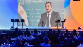 Con ropa y alimentos en la mira, Massa amenaza con abrir el grifo importador