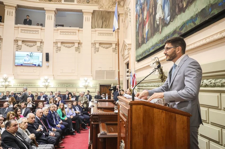 Gobernador Maximiliano Pullaro en la Legislatura de Santa Fe.