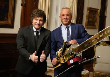Javier Milei recibió esta semana al secretario de Salud antivacunas de Estados Unidos, Robert Kennedy, que empuñó la motosierra libertaria.