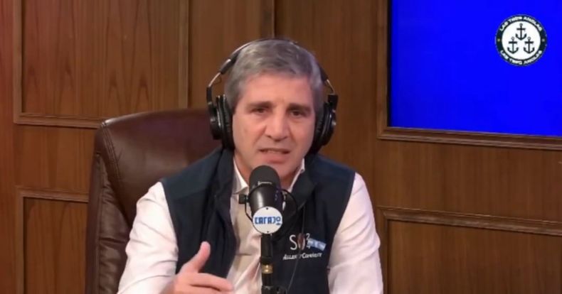 Toto Caputo defendió el plan y la política sobre el dólar