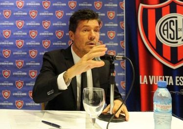 Marcelo Tinelli aparece en el centro de la trama por su paso por San Lorenzo.