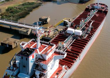 Sin trabas judiciales, YPF reflota un polémico contrato naviero del macrismo