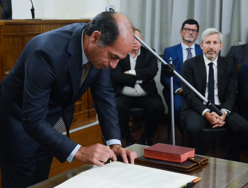 El diputado Marcelo Lopez juró como miembro del Jurado de Enjuiciamiento de la provincia, ante la mirada del gobernador Rogelio Frigerio.