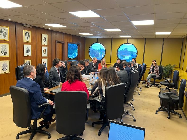 Guillermo De Rivas expone en la audiencia de conciliaci&oacute;n con Banco Naci&oacute;n, en la C&aacute;mara Federal de C&oacute;rdoba, mientras el secretario de econom&iacute;a Pablo Antonetti escucha y el fiscal municipal Ricardo Mu&ntilde;oz muestra signos de agotamiento.&nbsp;