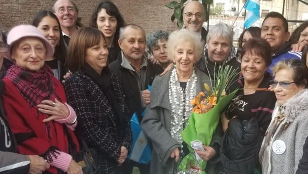 Vecinos y legisladores porteños homenajearon a las Abuelas de Plaza de Mayo