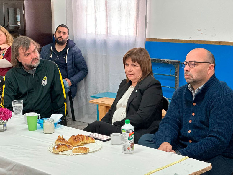Patricia Bullrich con curas villeros en medio de la campaña