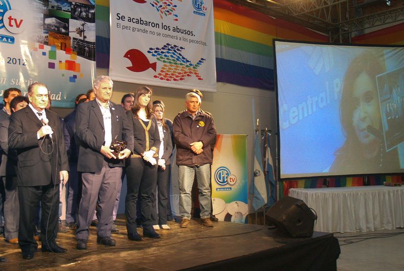 Histórico, 2011: la CPE se convierte en la primera cooperativa con licencia para transmitir TV por cable. Cristina Fernández de Kirncher participa por video-conferencia. En el escenario, el entonces gobernador Oscar Mario Jorge, el presidente de la CPE Oscar Nocetti y María Luz Alonso, mano derecha de la expresidenta.