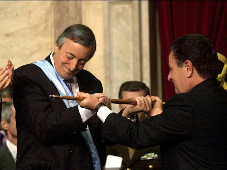 Néstor Kirchner recibe los atributos del poder de manos de Eduardo Duahlde. ¿El peronismo vuelve a 2003?&nbsp;