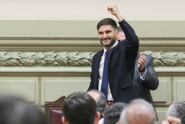 Maximiliano Pullaro levanta el puño en la Legislatura de Santa Fe.