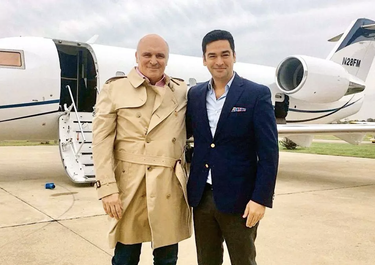 José Luis Espert posa junto a Nazareno Etchepare frente al avión de Fred Machado que usó durante la campaña presidencial de 2019.